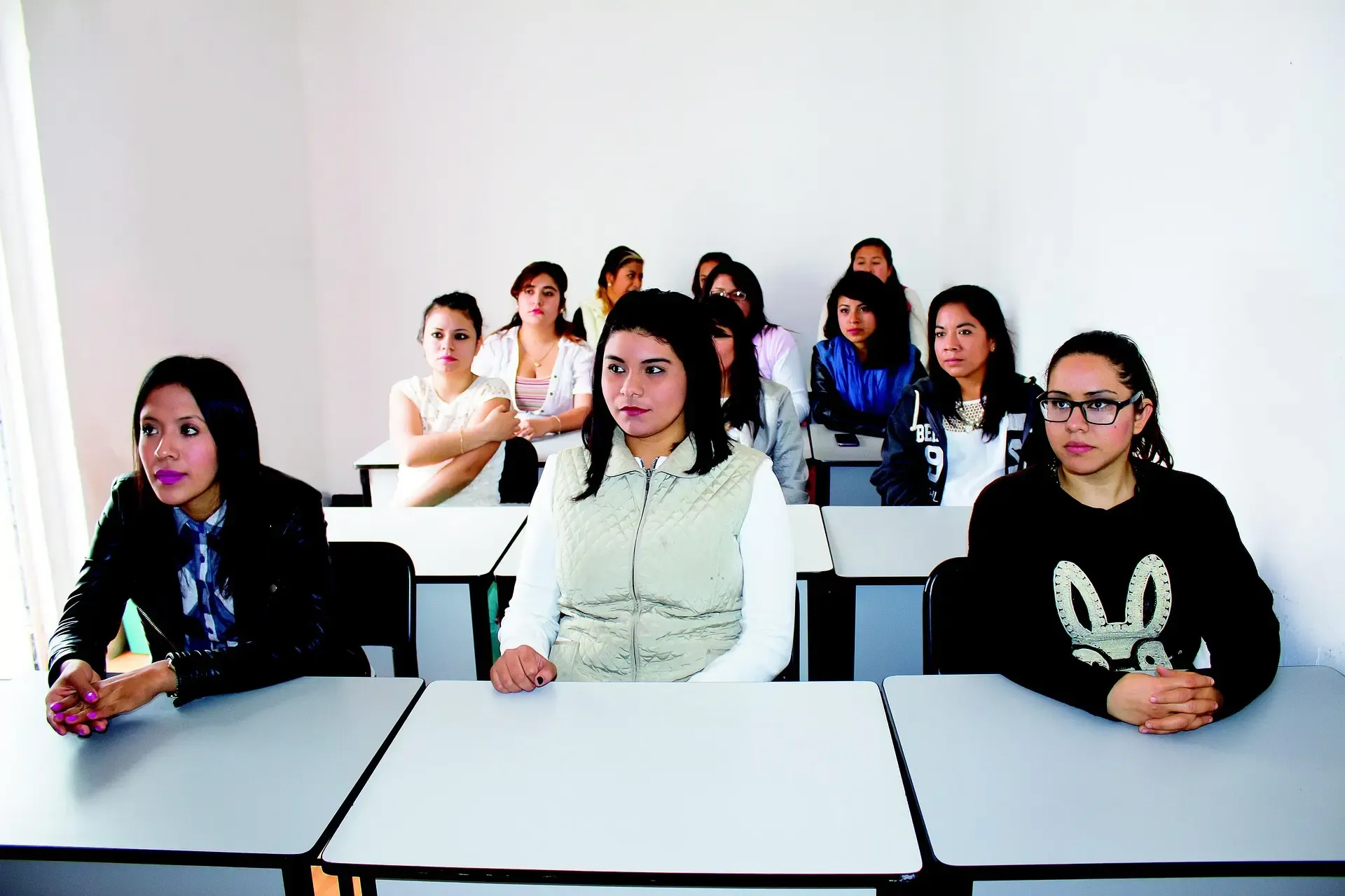 Estudiantes en clases presenciales de inglés