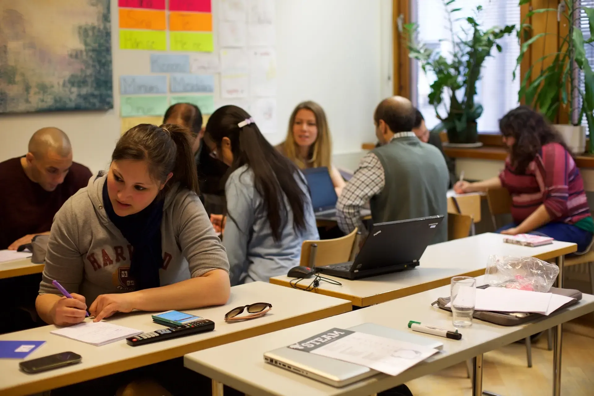 Equipo de trabajo capacitándose en inglés corporativo